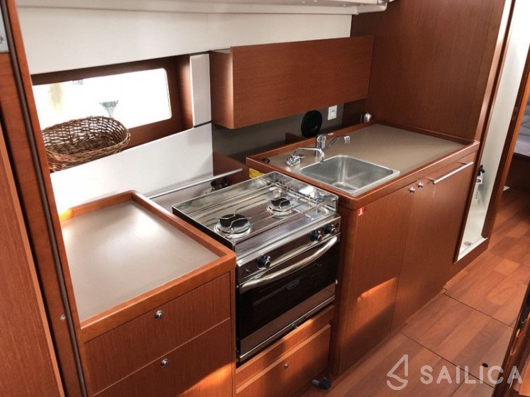 Oceanis 38.1 - Yacht Charter Sailica