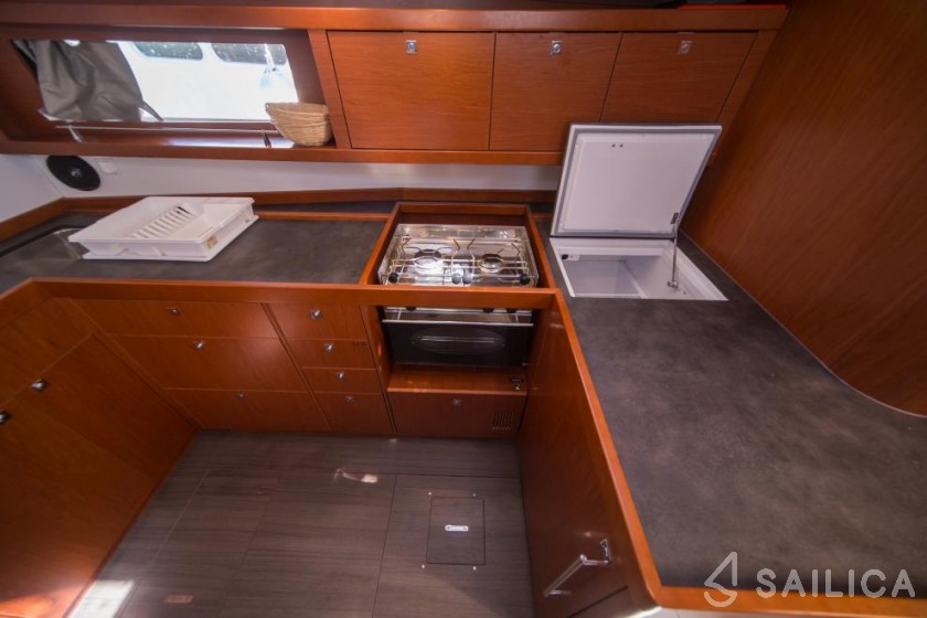 Oceanis 48 - Yacht Charter Sailica