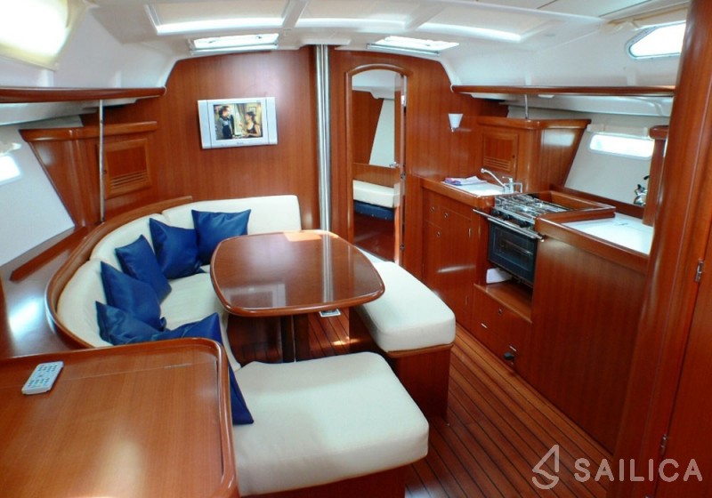 Oceanis 423 - Yacht Charter Sailica