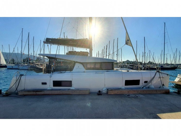 Lagoon 42 - Yacht Charter Sailica
