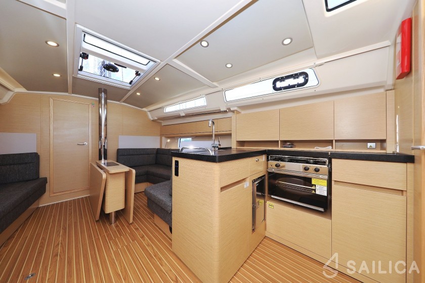 Hanse 418 - Yacht Charter Sailica
