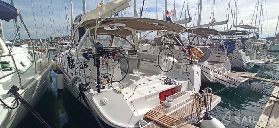 Oceanis 45 - Yacht Charter Sailica
