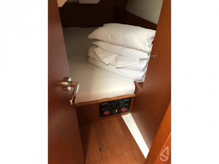 Oceanis 38.1 - Yacht Charter Sailica