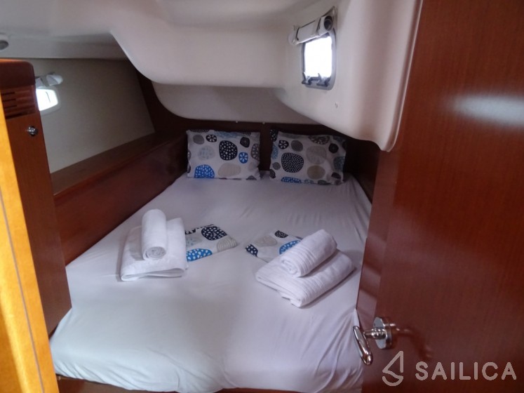 Oceanis 40 - Yacht Charter Sailica