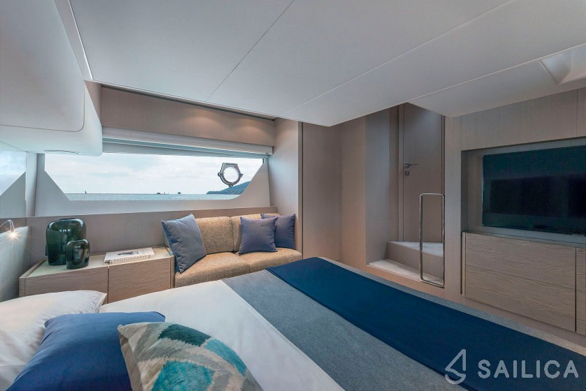 Ferretti 500 - Yacht Charter Sailica