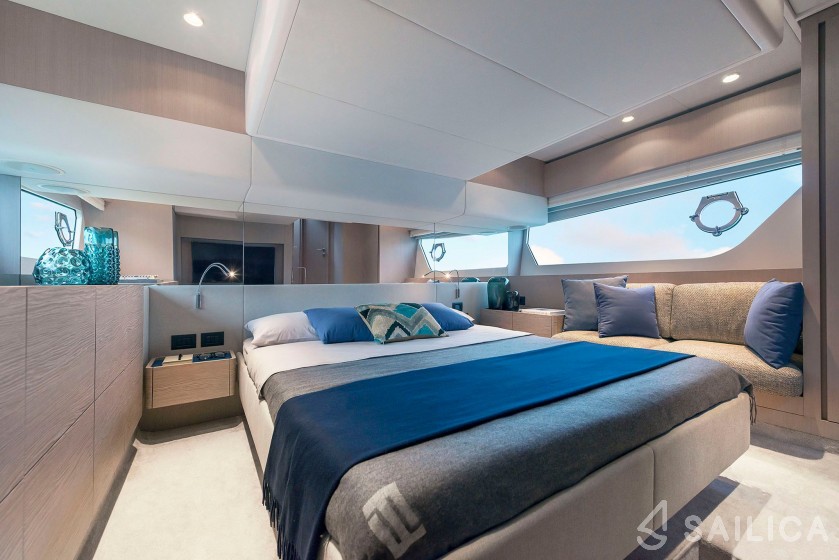 Ferretti 500 - Yacht Charter Sailica