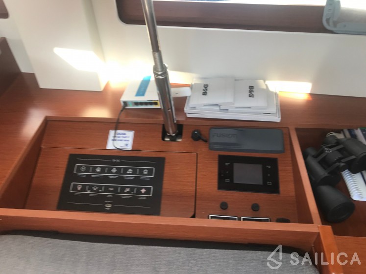 Oceanis 51.1 - Yacht Charter Sailica