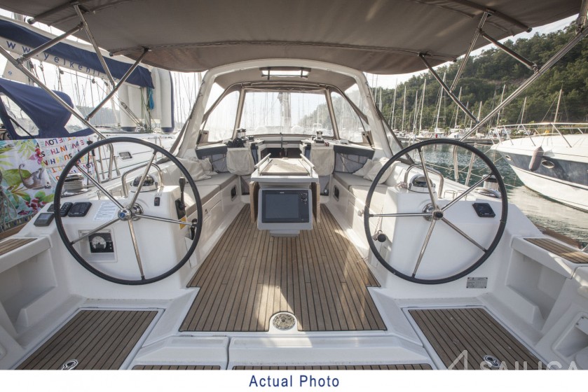 Oceanis 41 - Yacht Charter Sailica