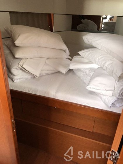 Oceanis 38.1 - Yacht Charter Sailica