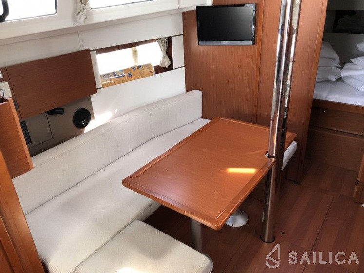 Oceanis 38.1 - Yacht Charter Sailica