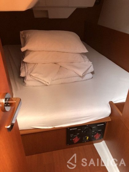 Oceanis 38.1 - Yacht Charter Sailica