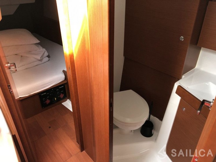 Oceanis 38.1 - Yacht Charter Sailica