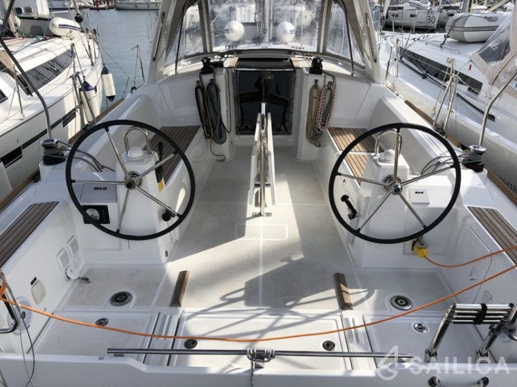 Oceanis 38.1 - Yacht Charter Sailica