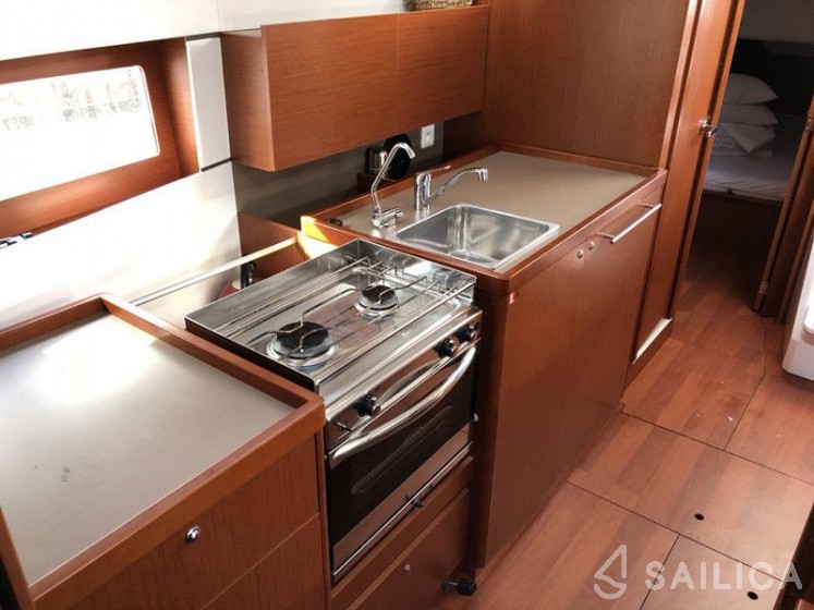 Oceanis 38.1 - Yacht Charter Sailica
