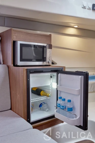 Quicksilver Activ 875 Sundeck - Yacht Charter Sailica