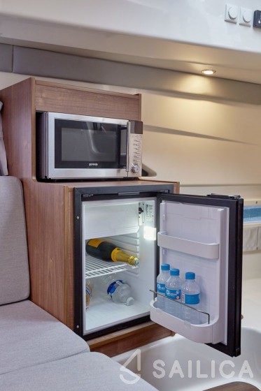 Quicksilver Activ 875 Sundeck - Yacht Charter Sailica