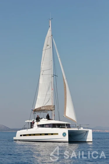 Bali 4.1 - Yacht Charter Sailica