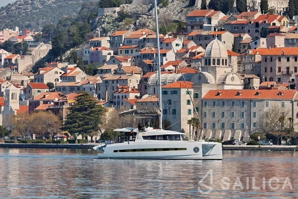 Bali 4.1 - Yacht Charter Sailica