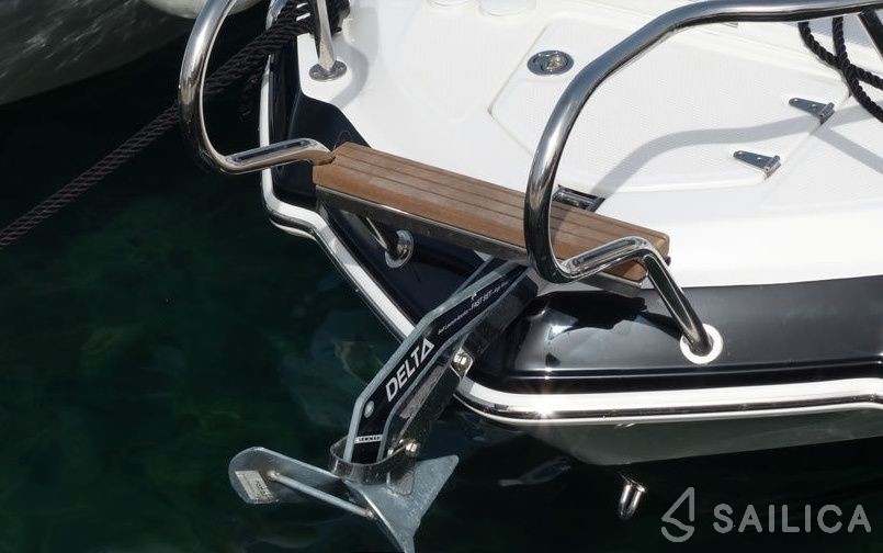 Chaparral 225 - Yacht Charter Sailica