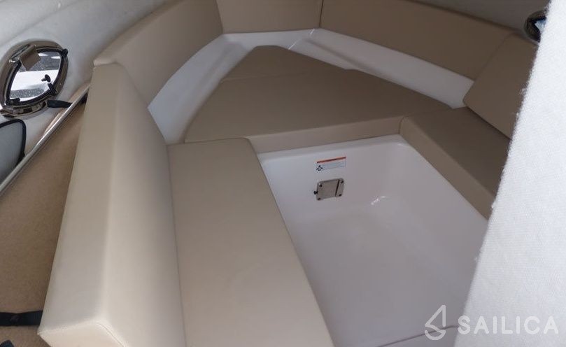 Chaparral 225 - Yacht Charter Sailica
