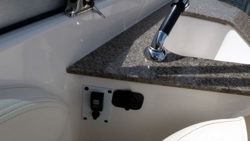 Chaparral 225 - Yacht Charter Sailica