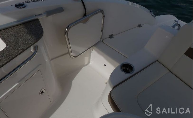 Chaparral 225 - Yacht Charter Sailica