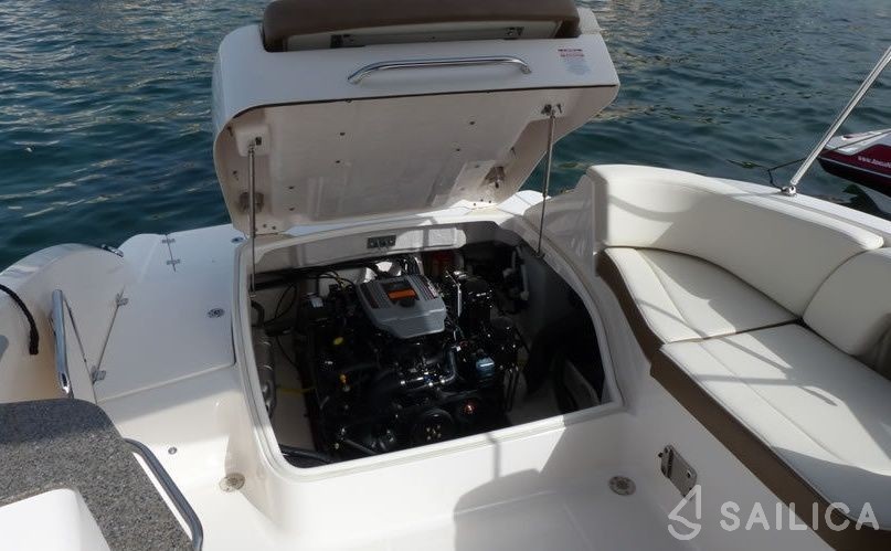 Chaparral 225 - Yacht Charter Sailica