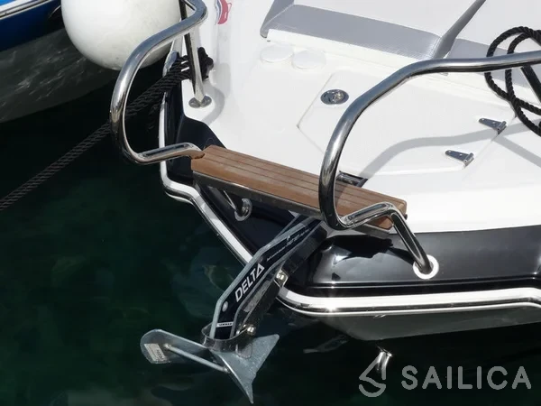 Chaparral 225 - Yacht Charter Sailica
