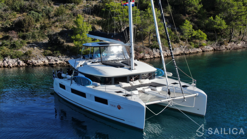 Lagoon 51 - Yacht Charter Sailica