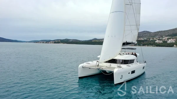 Lagoon 42 - Yacht Charter Sailica