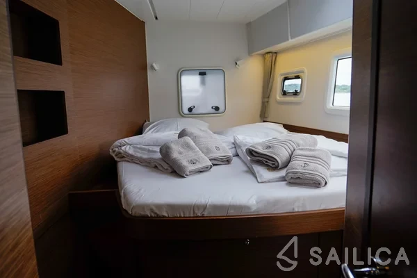 Lagoon 42 - Yacht Charter Sailica