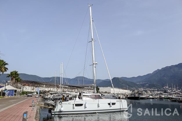 Astréa 42 - Yacht Charter Sailica