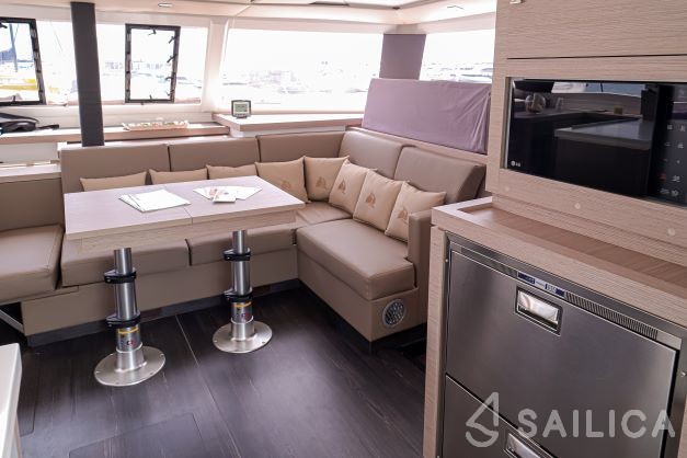Astréa 42 - Yacht Charter Sailica