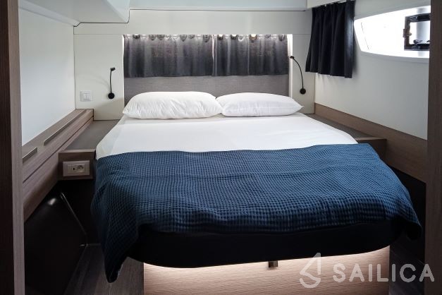 Astréa 42 - Yacht Charter Sailica