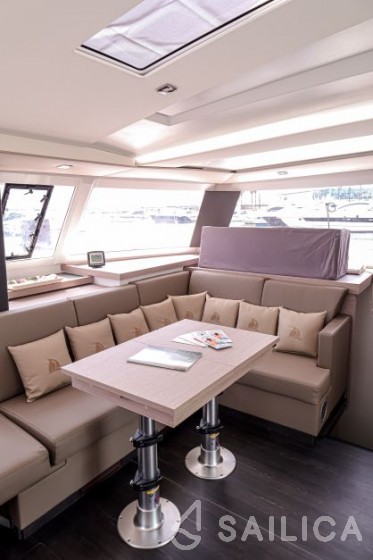 Astréa 42 - Yacht Charter Sailica
