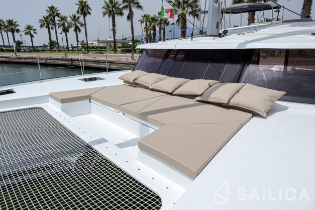 Astréa 42 - Yacht Charter Sailica