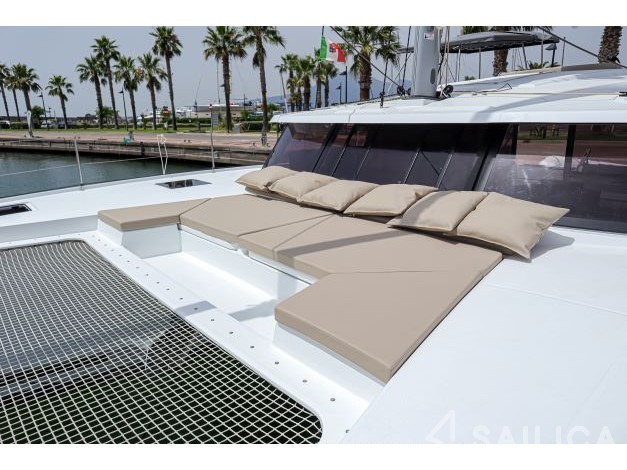 Astréa 42 - Yacht Charter Sailica