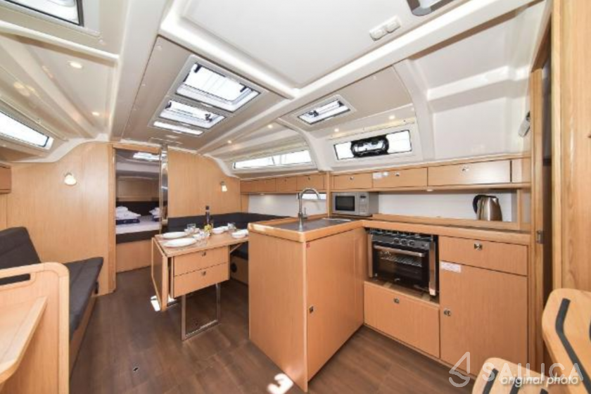 Bavaria 37 Cruiser - Yacht Charter Sailica