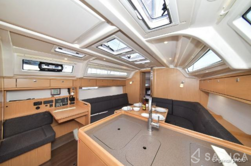 Bavaria 37 Cruiser - Yacht Charter Sailica