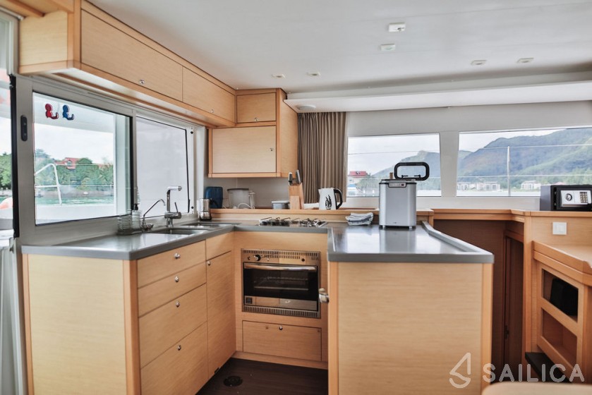 Lagoon 450  Flybridge - Yacht Charter Sailica