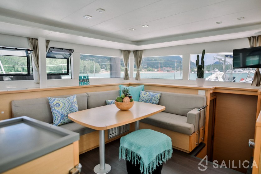 Lagoon 450  Flybridge - Yacht Charter Sailica