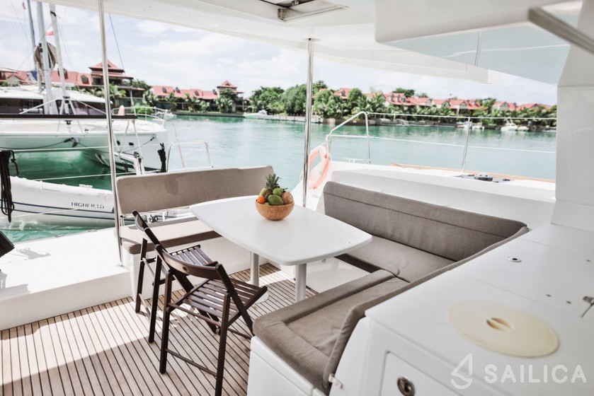 Lagoon 450  Flybridge - Yacht Charter Sailica