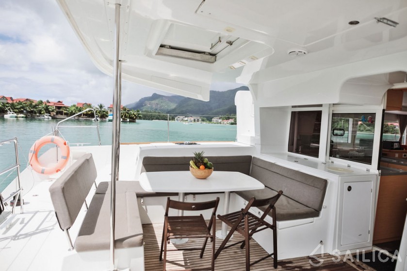 Lagoon 450  Flybridge - Yacht Charter Sailica