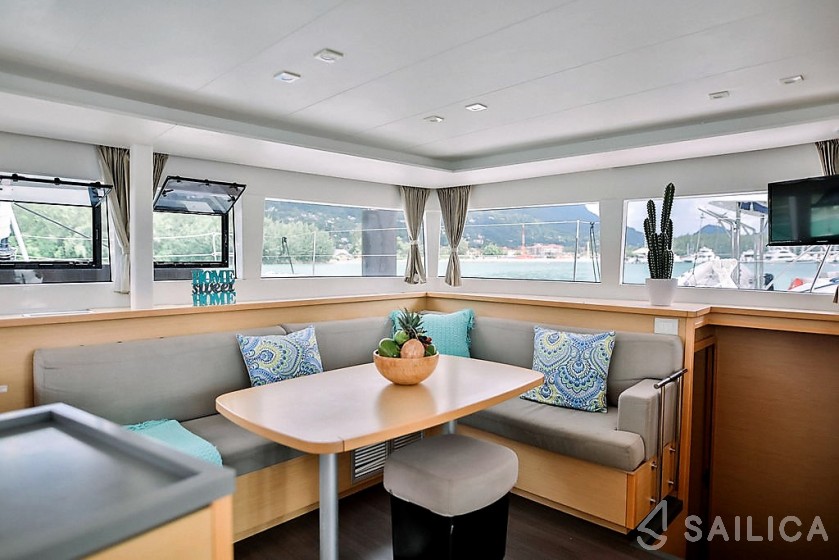 Lagoon 450  Flybridge - Yacht Charter Sailica