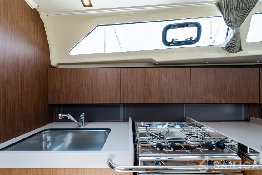 Oceanis 41.1 - Yacht Charter Sailica