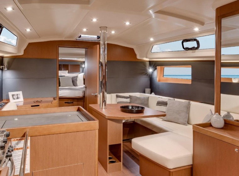 Oceanis 41.1 - Yacht Charter Sailica