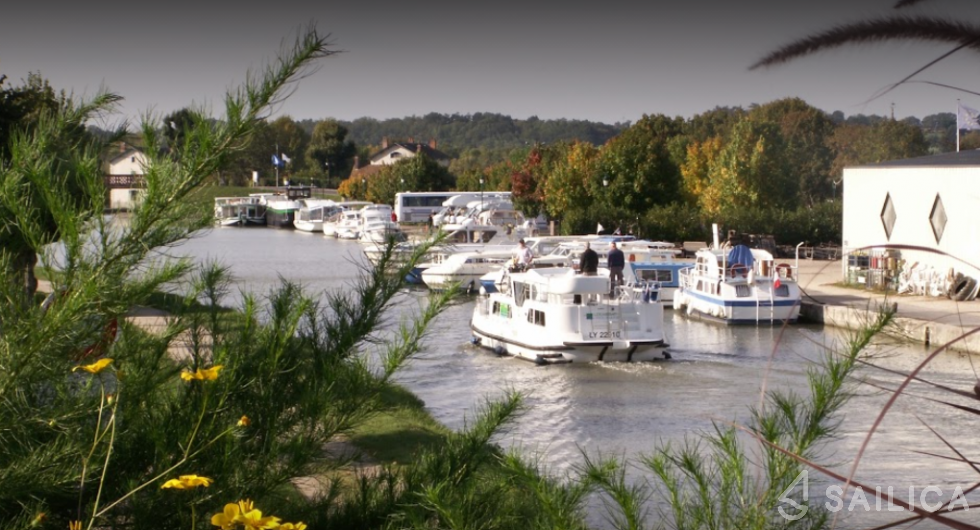 Haines Rive 40 - Yacht Charter Sailica