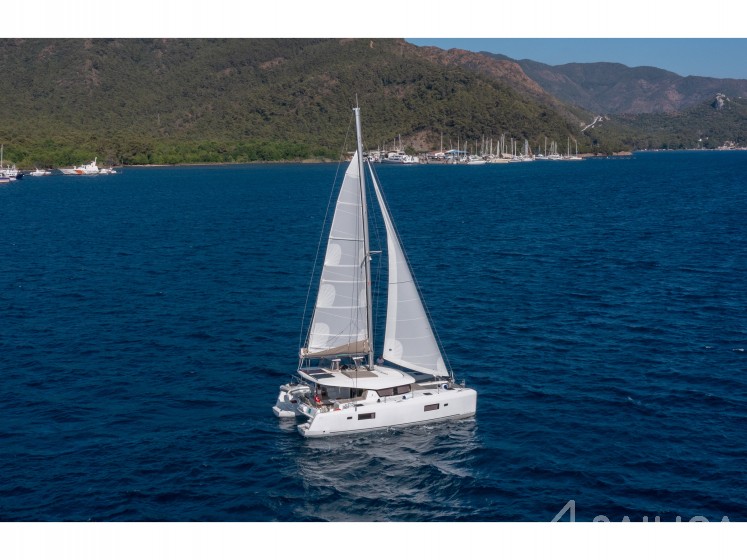 Lagoon 42 - Yacht Charter Sailica