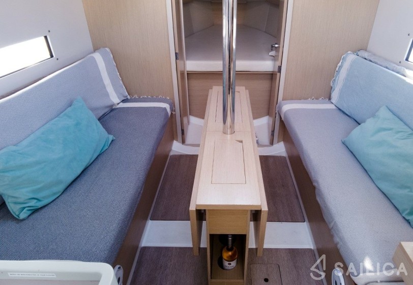 Oceanis 30.1 - Yacht Charter Sailica