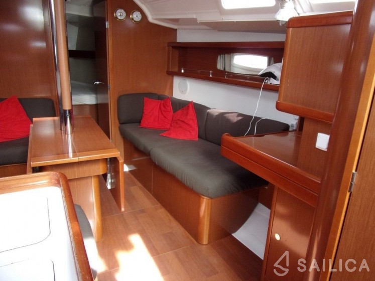 Oceanis 37 - Yacht Charter Sailica